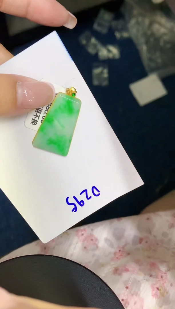 翡翠18K金镶嵌颈饰缅甸天然翡翠A货