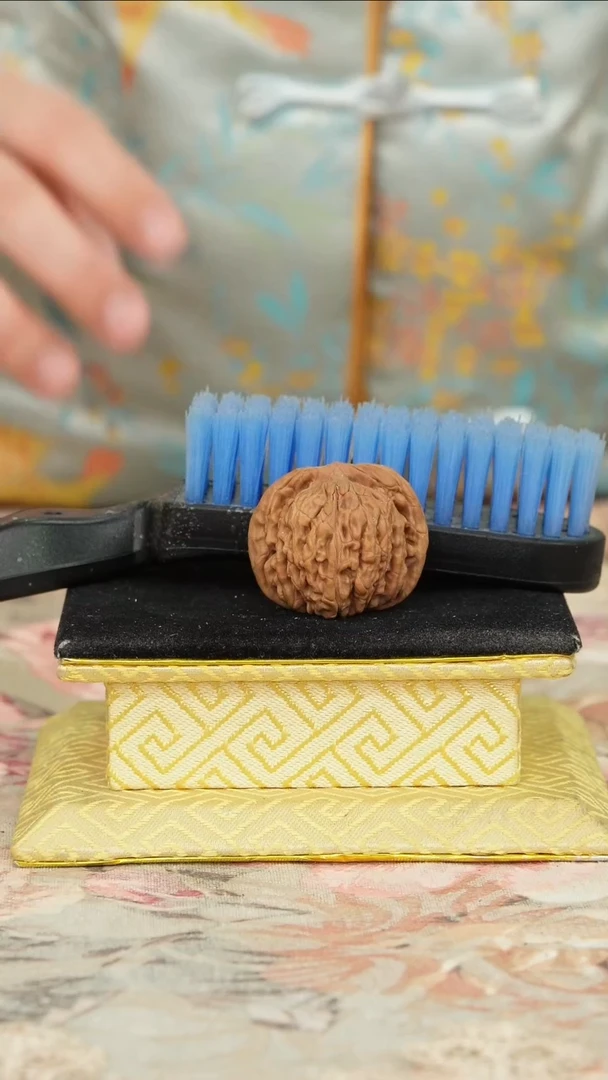 【闪购商品】文玩核桃把件一只核桃送一把刷子