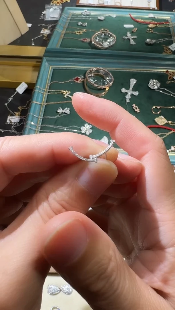 【闪购商品】钻石耳钉18K金镶嵌k白微笑耳钉DZ