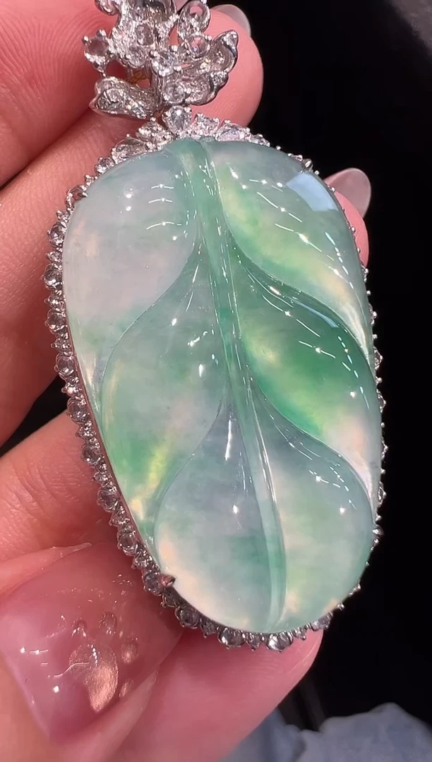 颈饰18K金镶嵌翡翠吊坠