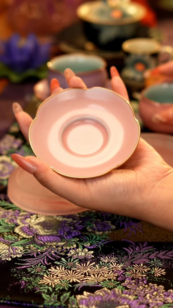 粉色杯托··········