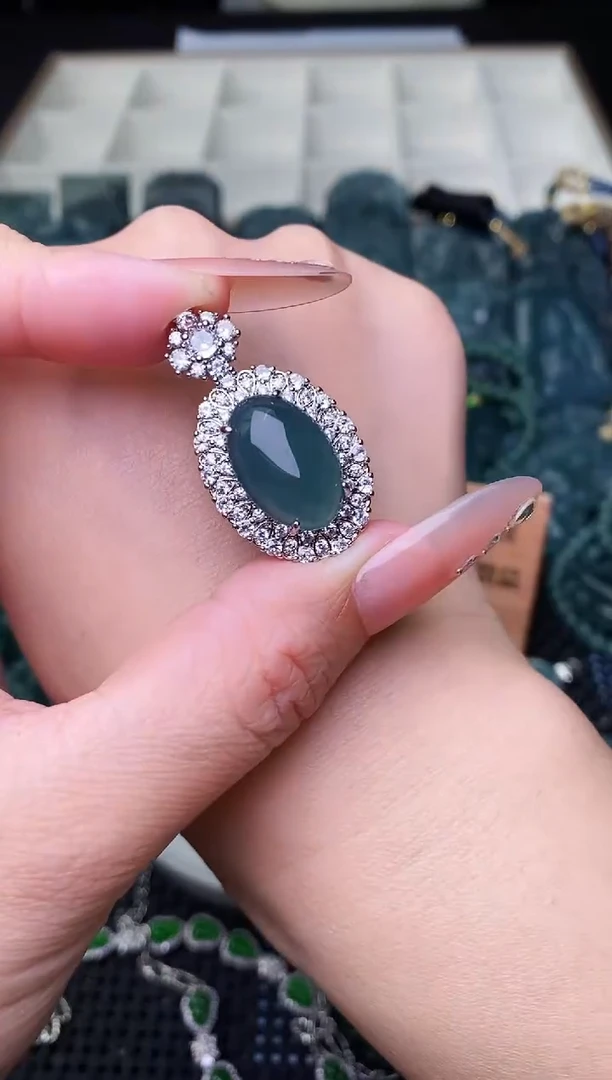 颈饰未镶嵌翡翠