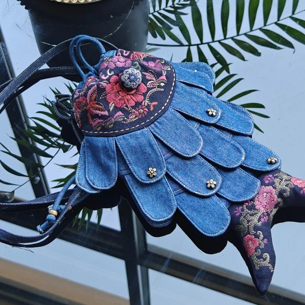 单肩文艺国风刺绣印花肩包流苏重工鲶鱼包刺绣斜挎包复古包盖时尚