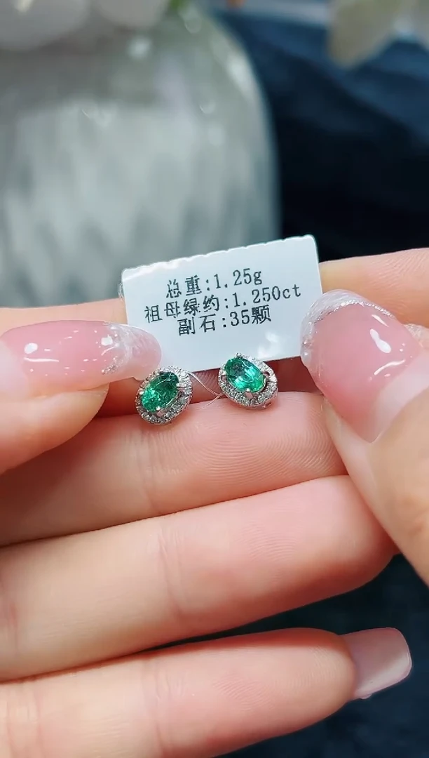 耳钉18K金镶嵌祖母绿·