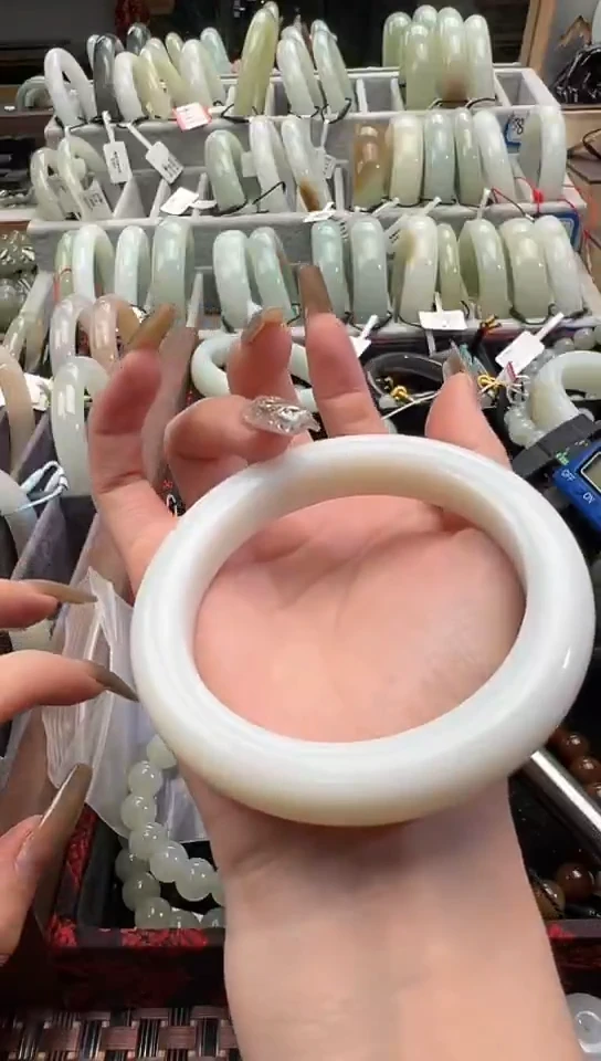 【闪购商品】和田玉手镯未镶嵌且末料米达手镯58+