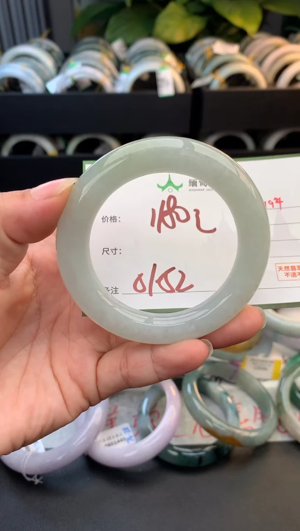 未镶嵌定制翡翠毛货需精细抛光+多人