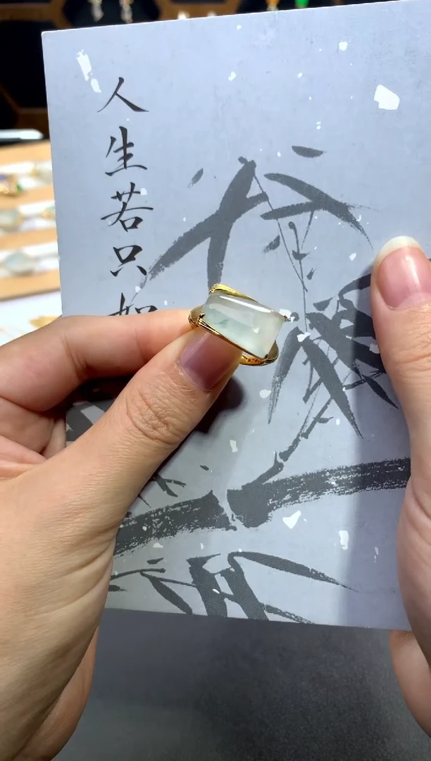 18K金镶嵌戒指翡翠随形设计款（48小时鉴赏）