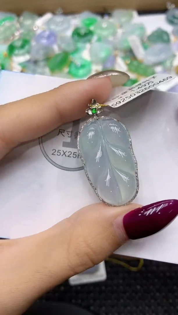 翡翠18K金镶嵌颈饰111111111111