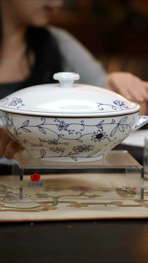 1个正价春色9英寸双耳带盖品呙(套)