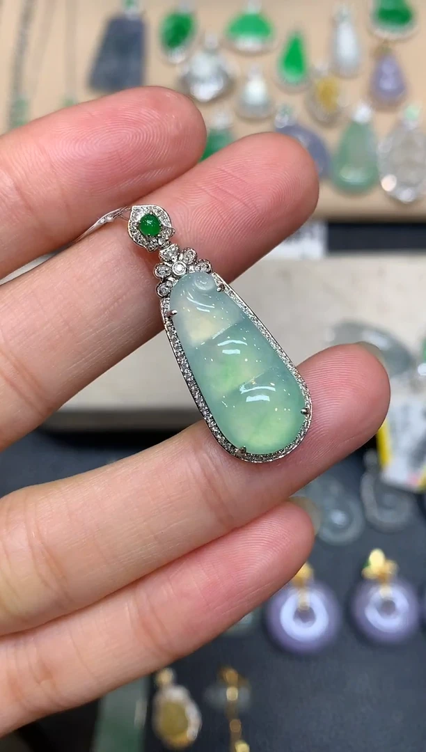 颈饰18K金镶嵌翡翠福豆【无服务费