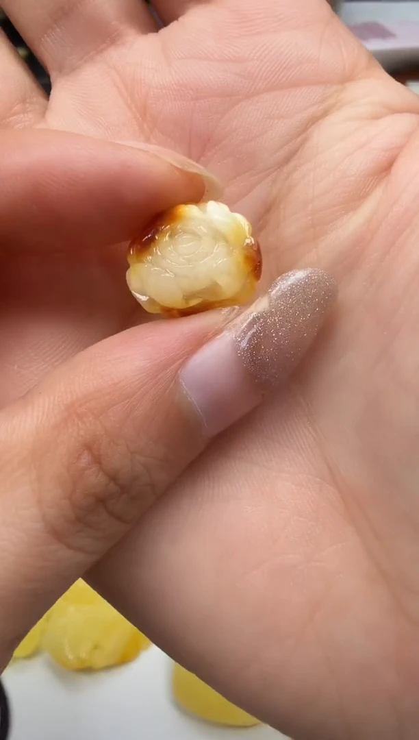 裸石琥珀未镶嵌如图