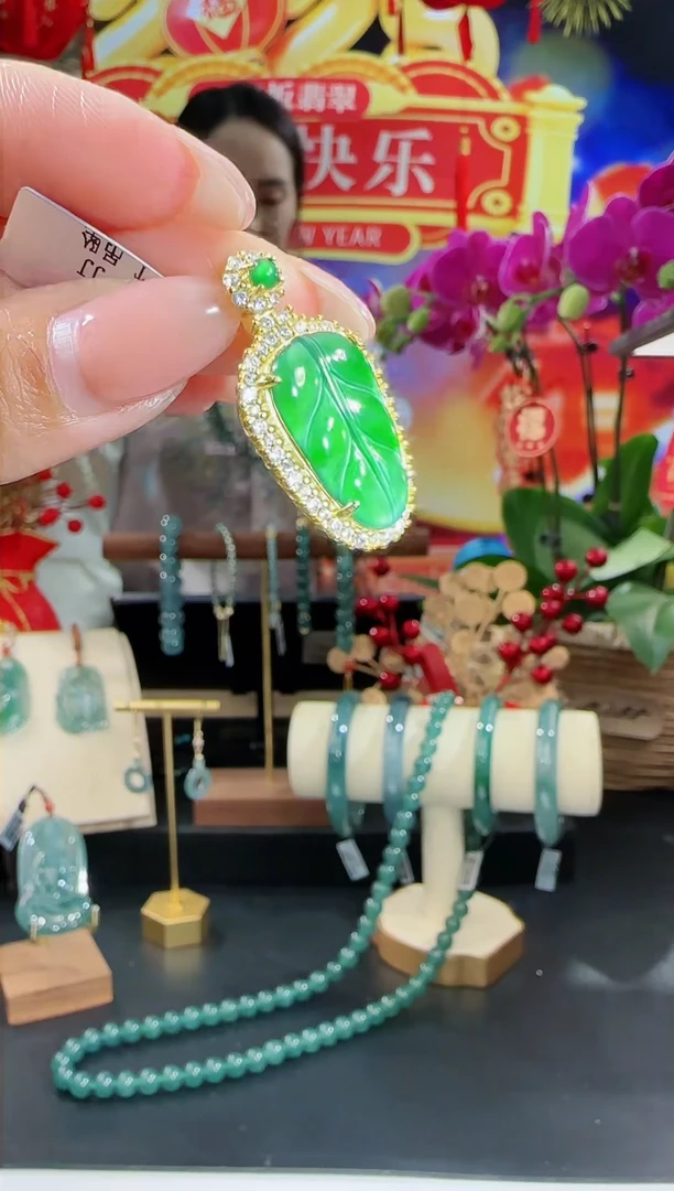 【闪购商品】翡翠吊坠(不含链)合金叶子多样性发一