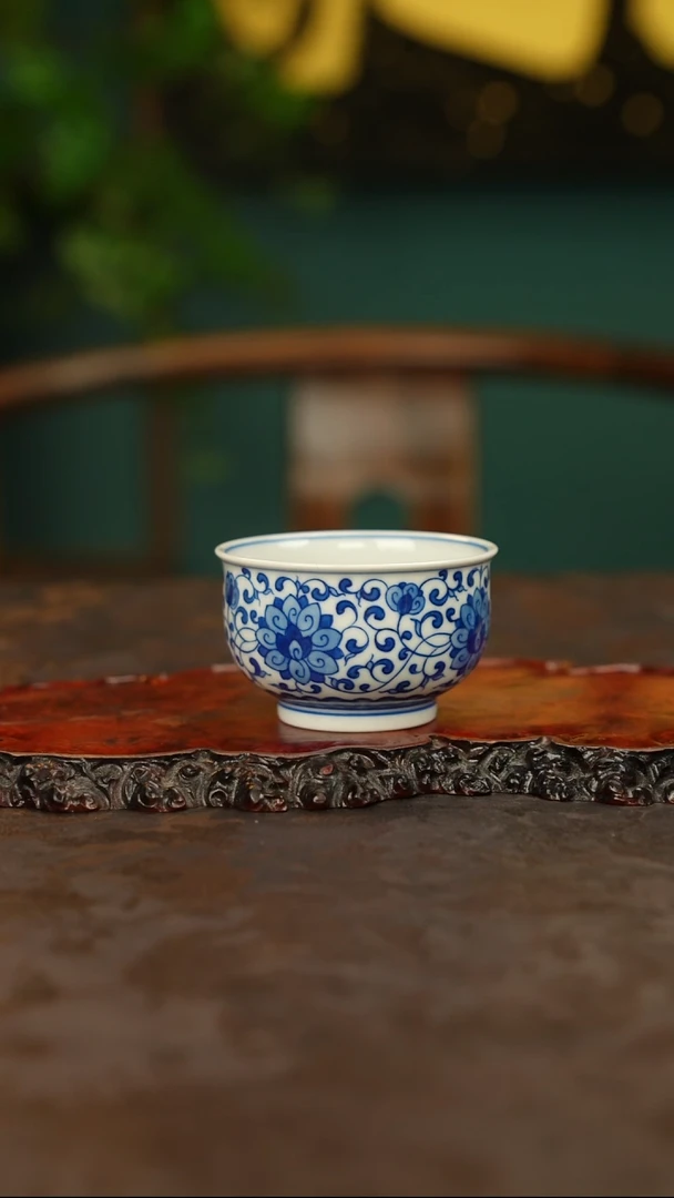 青花手绘缠枝莲主人杯