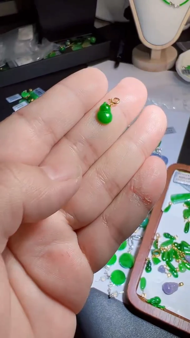 翡翠18K金镶嵌颈饰吊坠