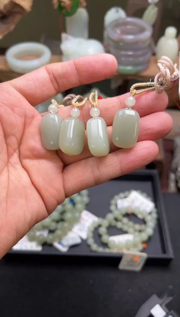 和田玉未镶嵌吊坠且末青白 面包牌 多样性发一