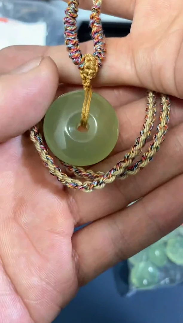 【闪购商品】蛇纹石玉颈饰未镶嵌岫玉