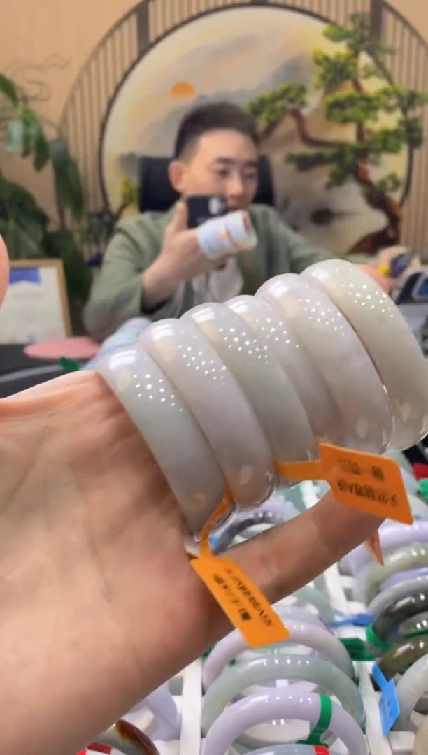 【闪购商品】翡翠手镯未镶嵌000010752/多样性发货仅发其一