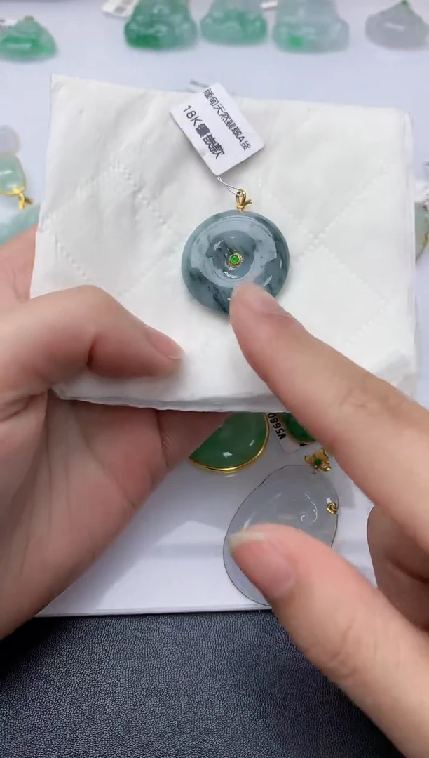 颈饰18K金镶嵌翡翠天然A货