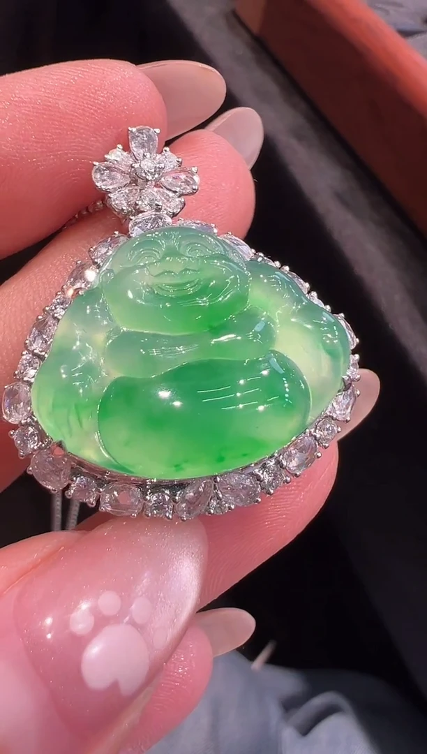 颈饰18K金镶嵌翡翠x****嘻吊坠