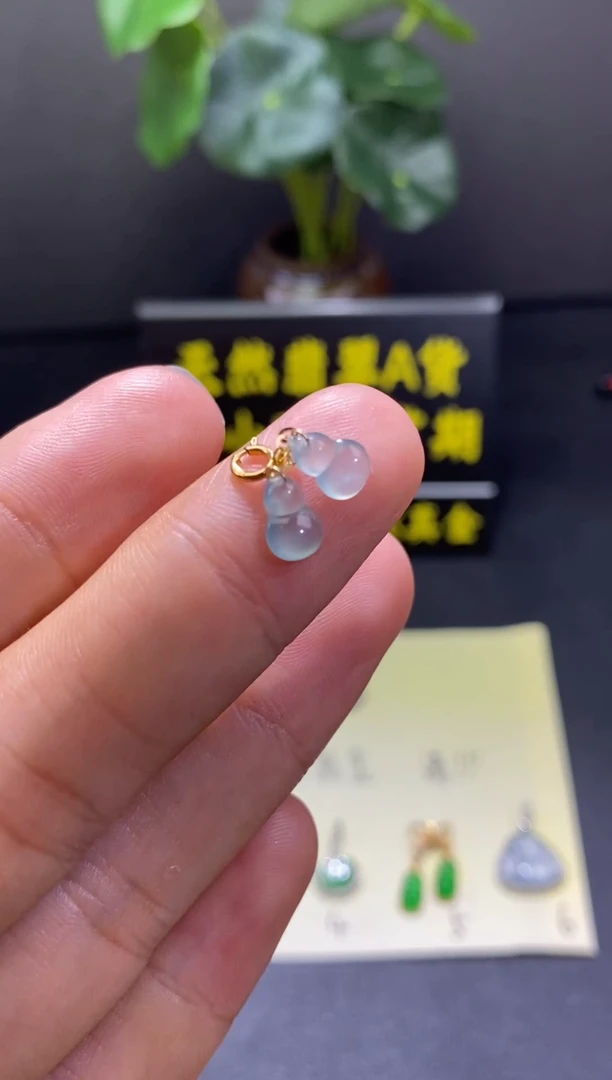 翡翠18K金镶嵌颈饰翡翠吊坠