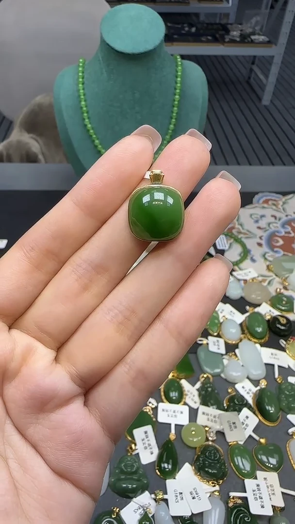 18K金镶嵌和田玉挂件1