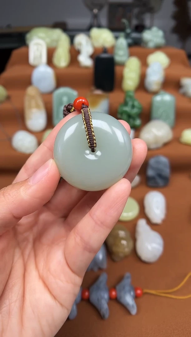 和田玉未镶嵌颈饰平安扣