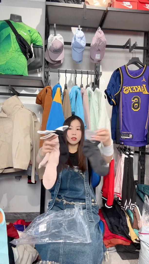 1536  编码 瑕疵款直播间过款为准 尺码 WAZI