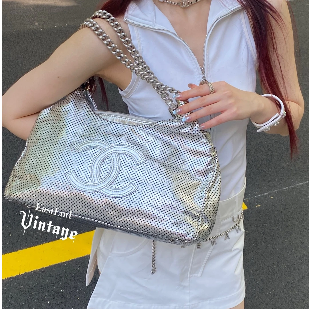 95新 Chanel/香奈儿 東区-银色熔岩链条大logo单肩包/52403