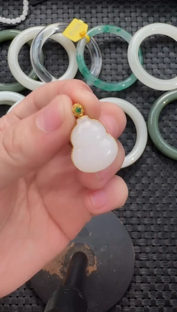 颈饰18K金镶嵌和田玉葫芦