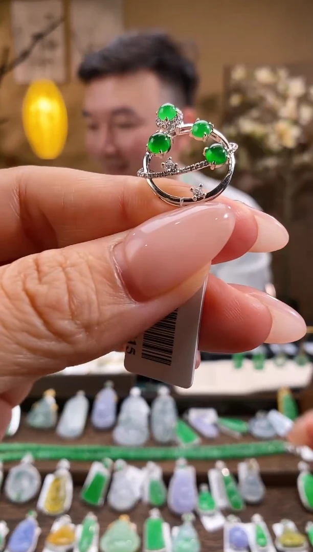 翡翠18K金镶嵌吊坠(不含链)快乐星球