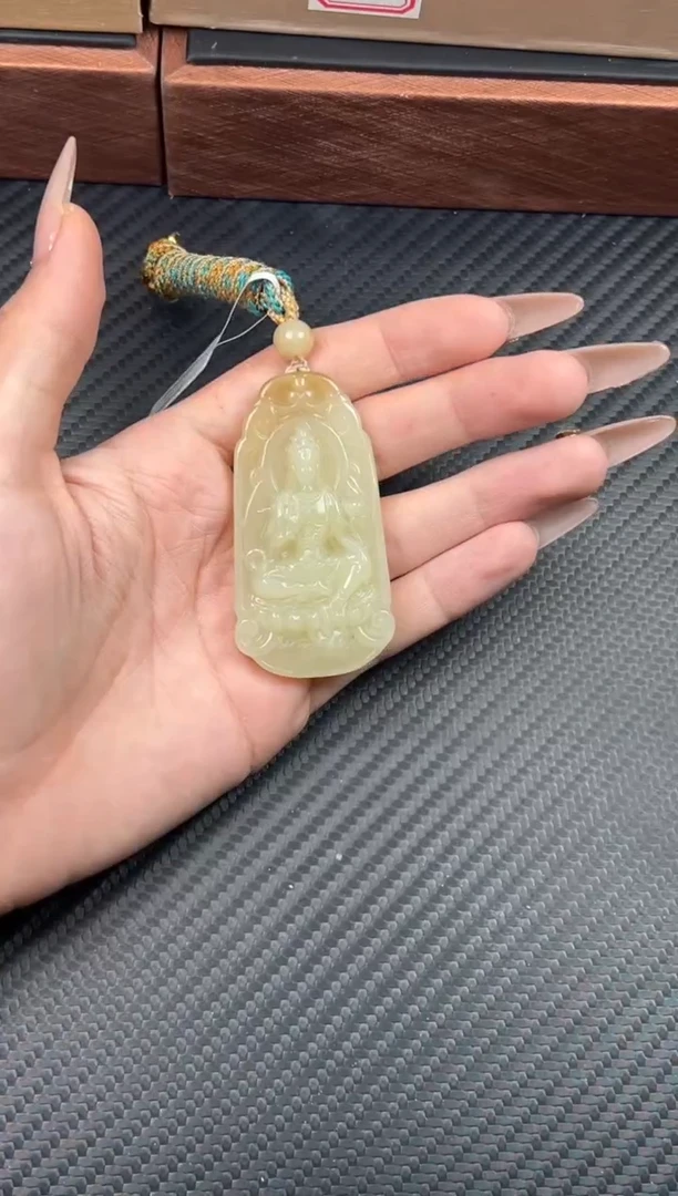 吊坠(赠链)未镶嵌和田玉若羌微色差吊坠m