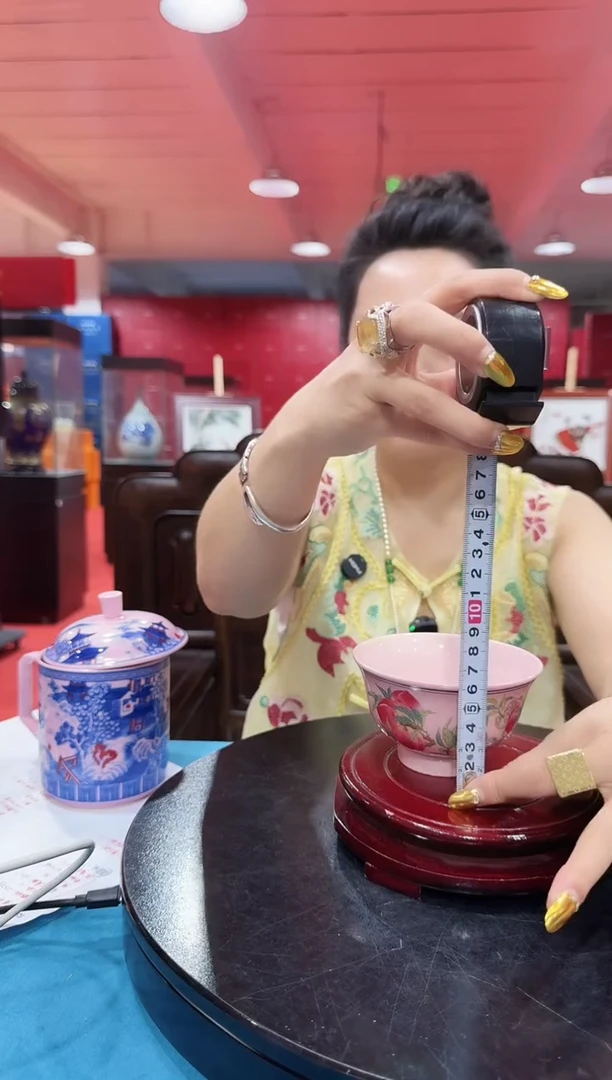 陶瓷红稀土九桃五福碗