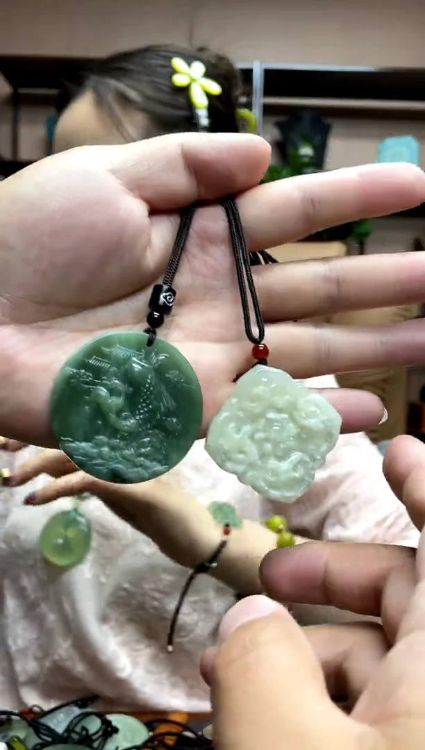 岫玉未镶嵌吊坠·