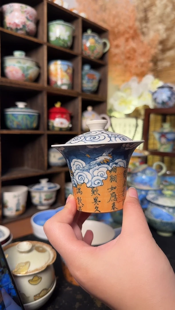 虎城描金仙鹤云纹马蹄盖碗