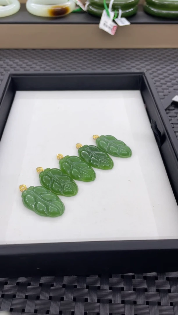 吊坠(不含链)18K金镶嵌和田玉叶子（多样性发一件）D3314