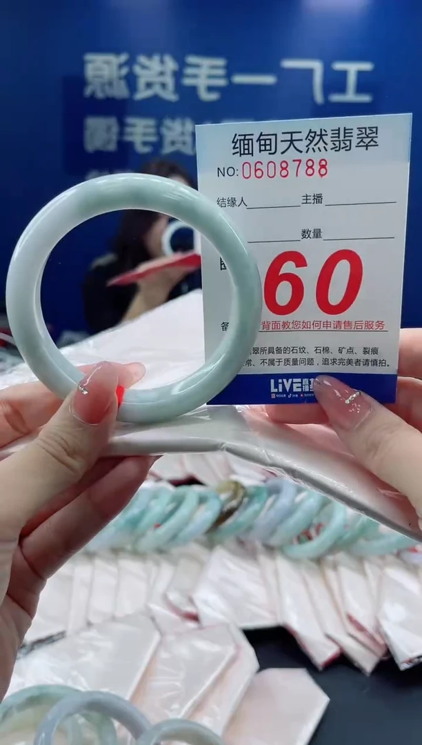 未镶嵌手镯翡翠天然翡翠手镯