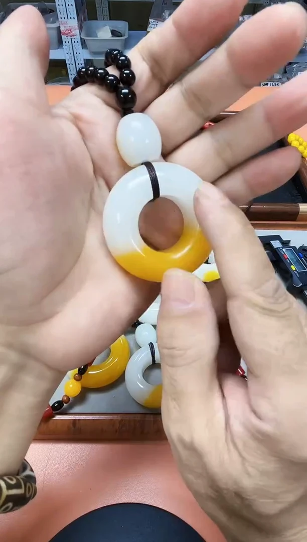 1340号精品双色吊坠