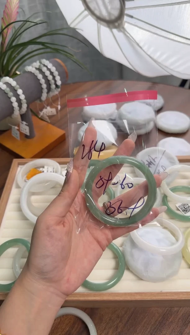 未镶嵌手镯石英质玉264