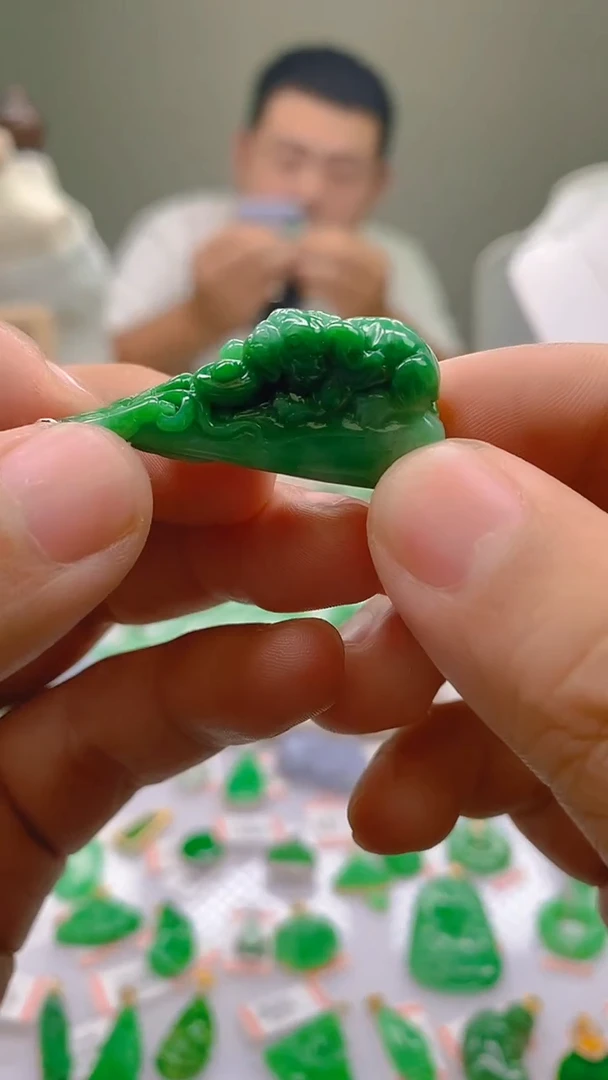 翡翠未镶嵌颈饰吊坠