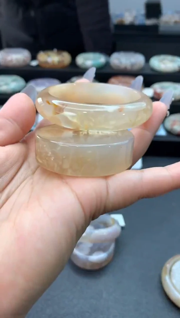 未镶嵌手镯石英质玉（52-53圈口）赠送镯心 无证书