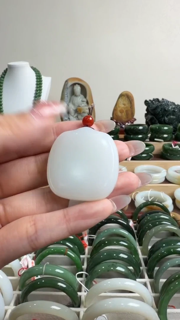 颈饰未镶嵌和田玉挂件