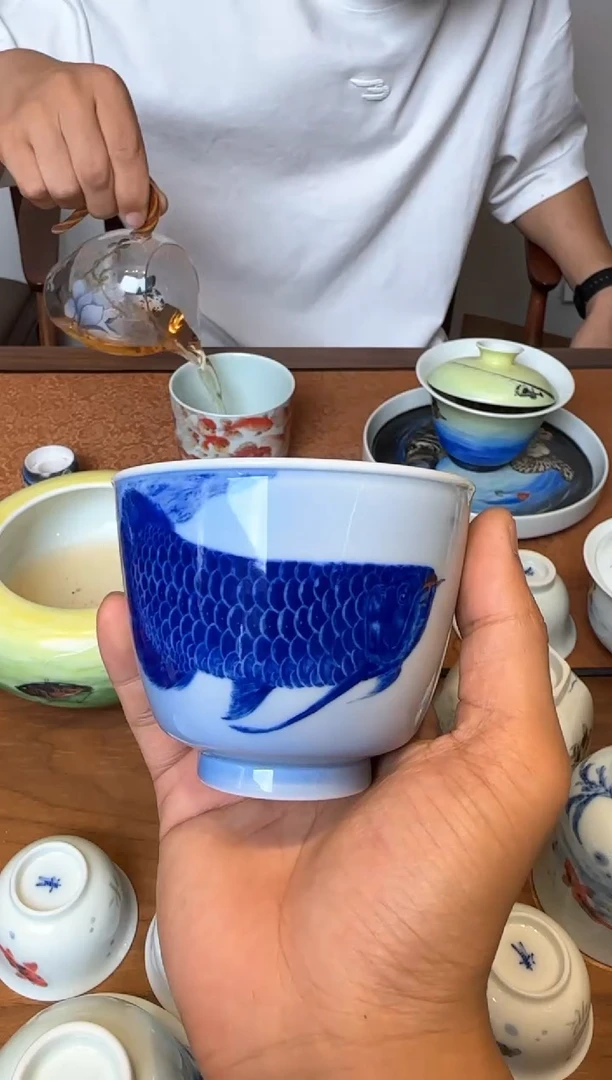 j****?朱清 青花龙鱼高足束口杯