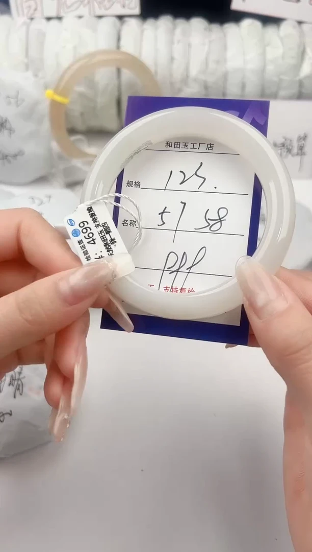 和田玉手镯未镶嵌123颜色微差无瑕疵
