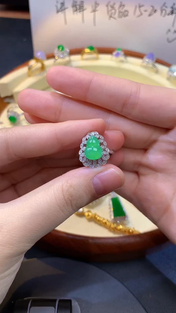 颈饰18K金镶嵌翡翠23戒指