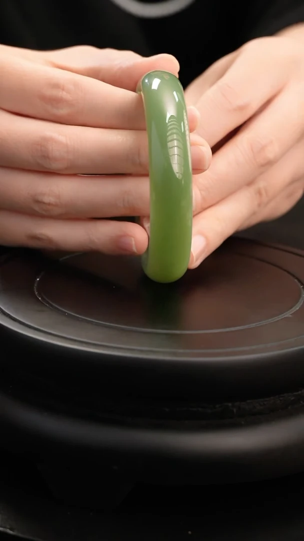 未镶嵌手镯和田玉飞*俄碧粉绿宽版正圈手镯细腻油绿款55.5圈口