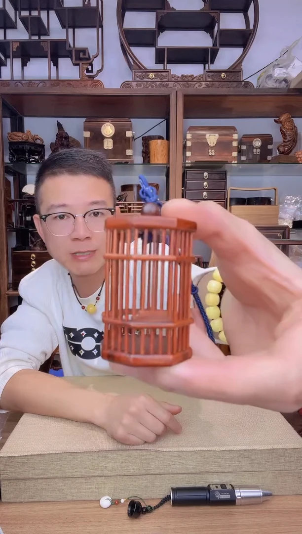 乌木类书架775小叶紫檀蝈蝈笼手把件  六角的