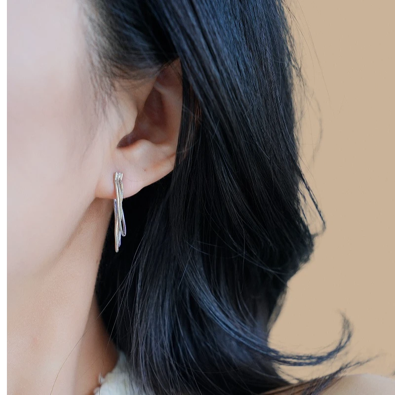 铜合金耳饰 线条扭转银色精致轻奢简约百搭气质设计长款ins流苏女