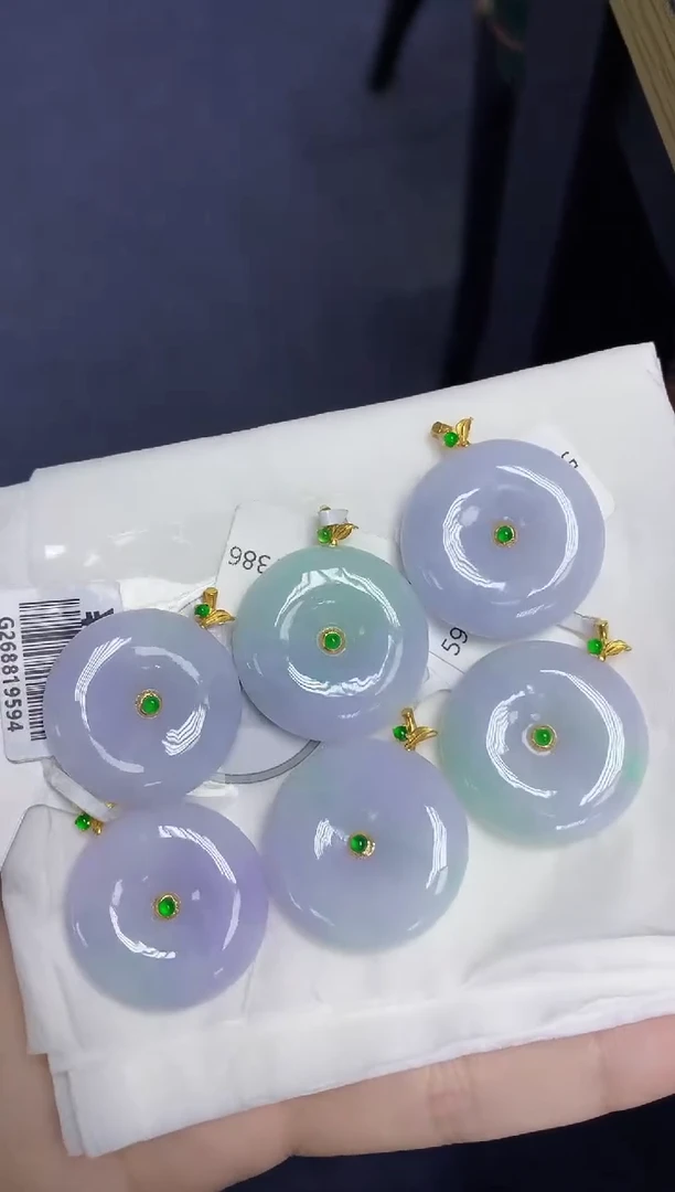 翡翠18K金镶嵌颈饰天然缅甸翡翠A货多样性发其一