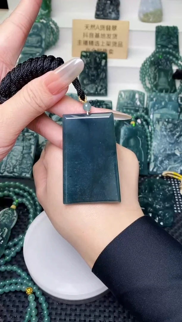 颈饰未镶嵌翡翠