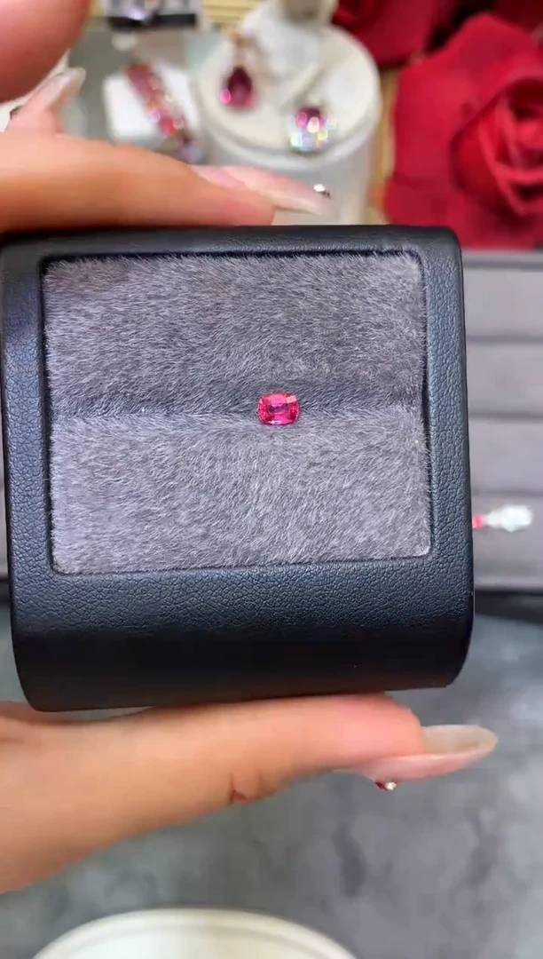 裸石尖晶石枕型 火莲花色调 0.45ct